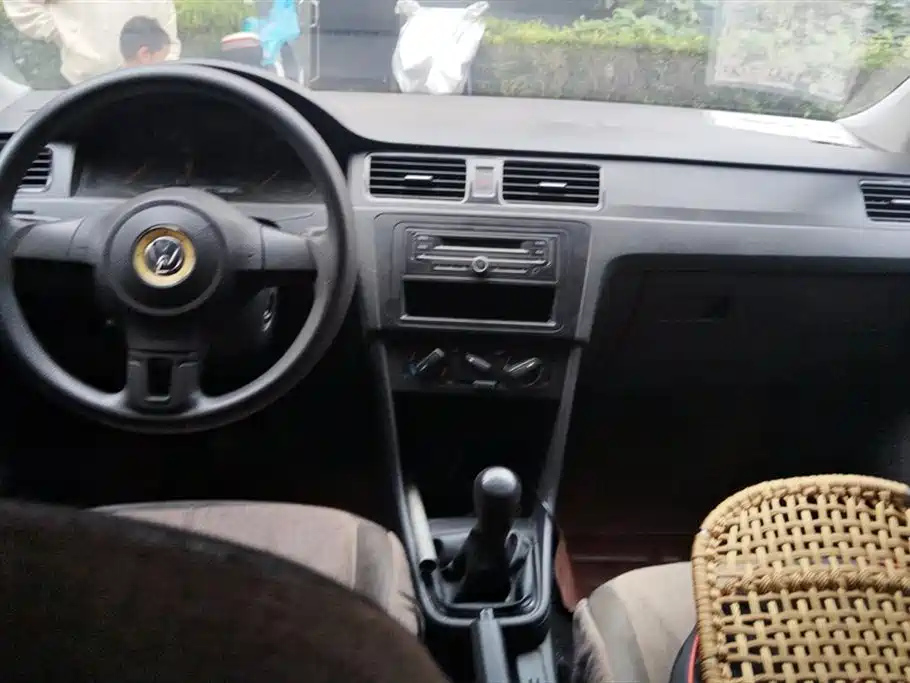 VOLKSWAGEN SANTANA 2015