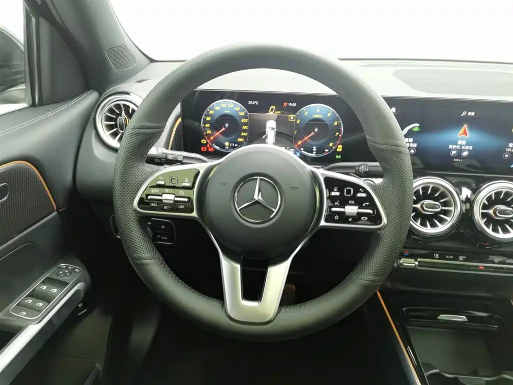 MERCEDES BENZ GLB 2023