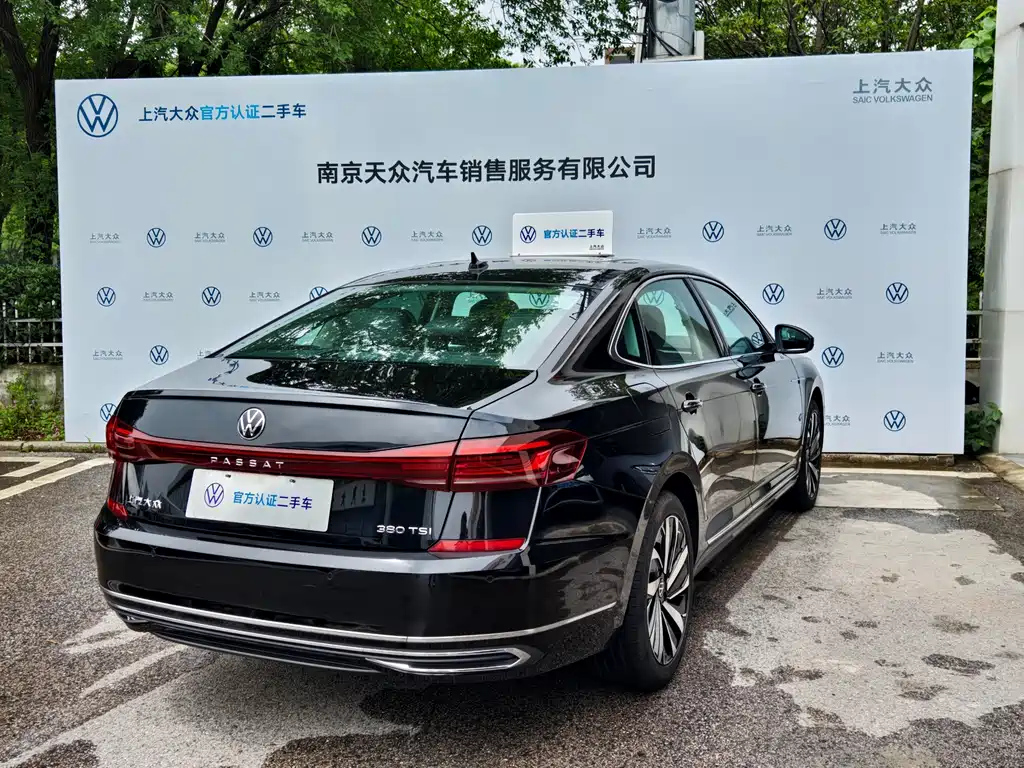 VOLKSWAGEN PASSAT 2024