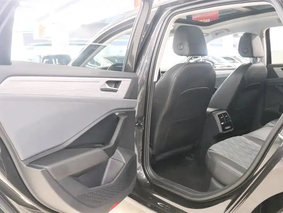VOLKSWAGEN SAGITAR 2023