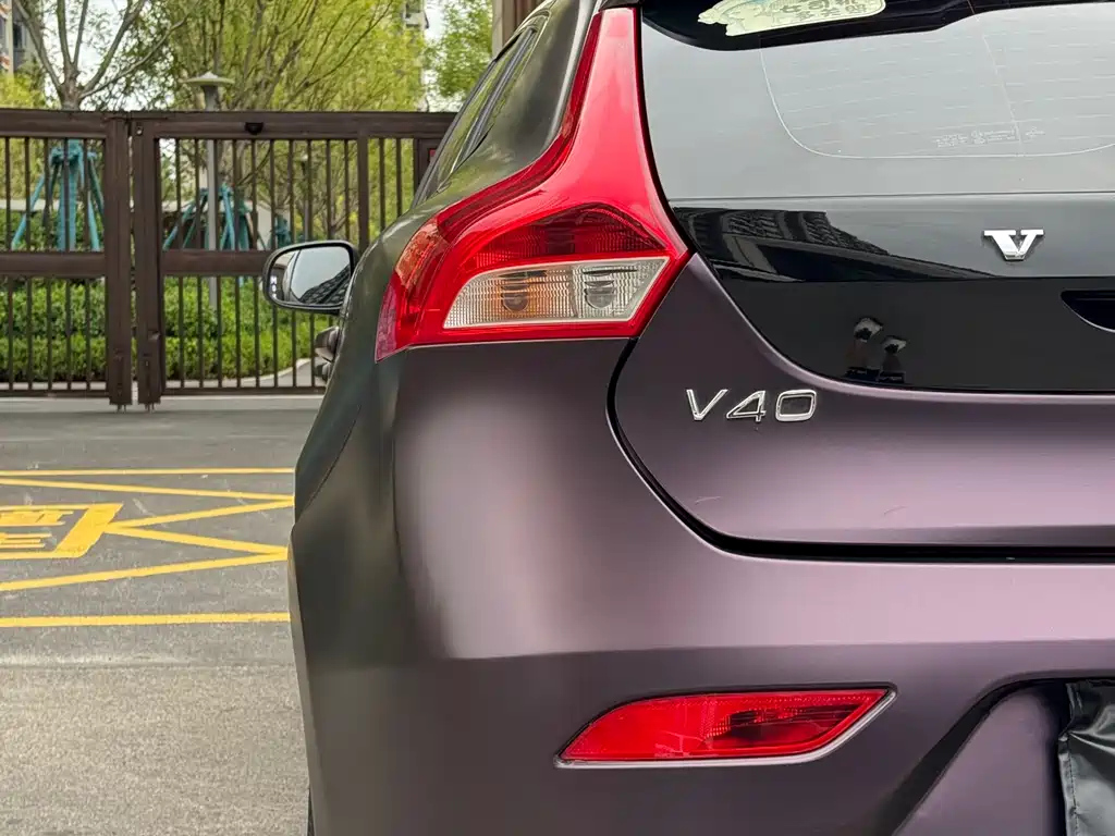 VOLVO V40 2016