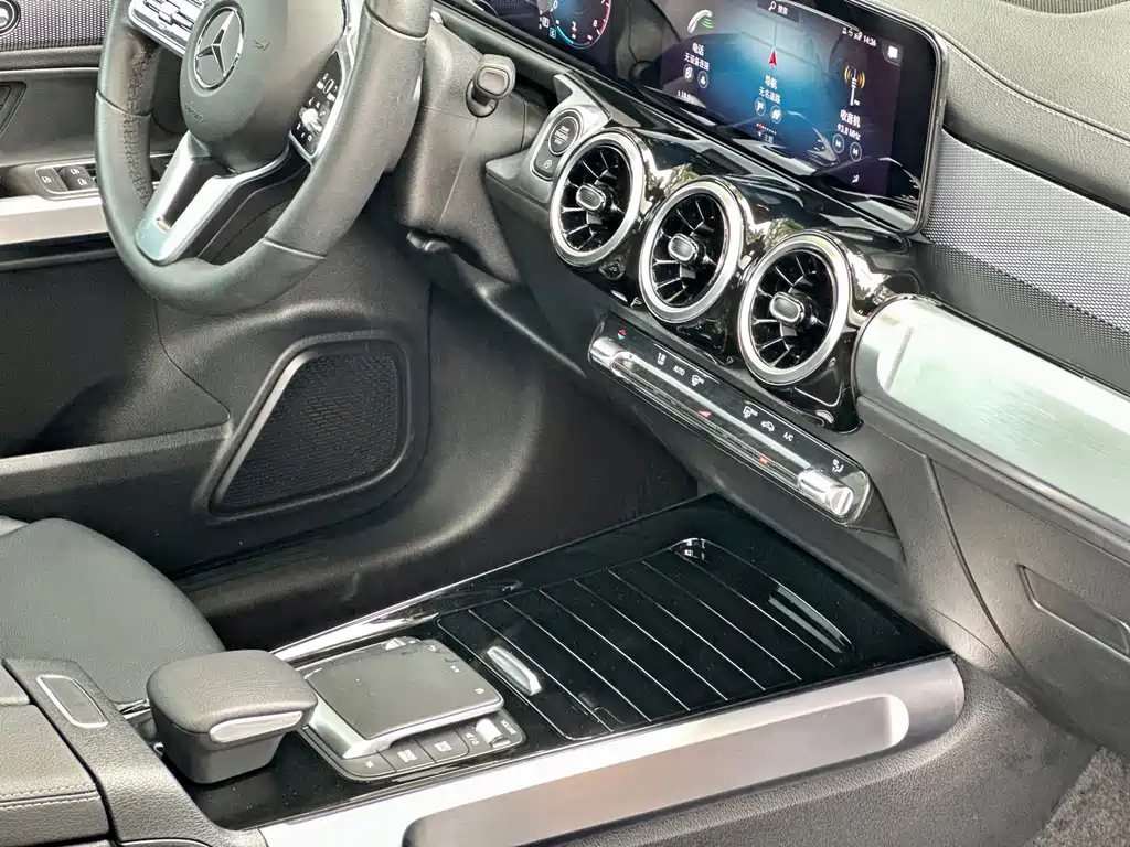 MERCEDES BENZ GLB 2023