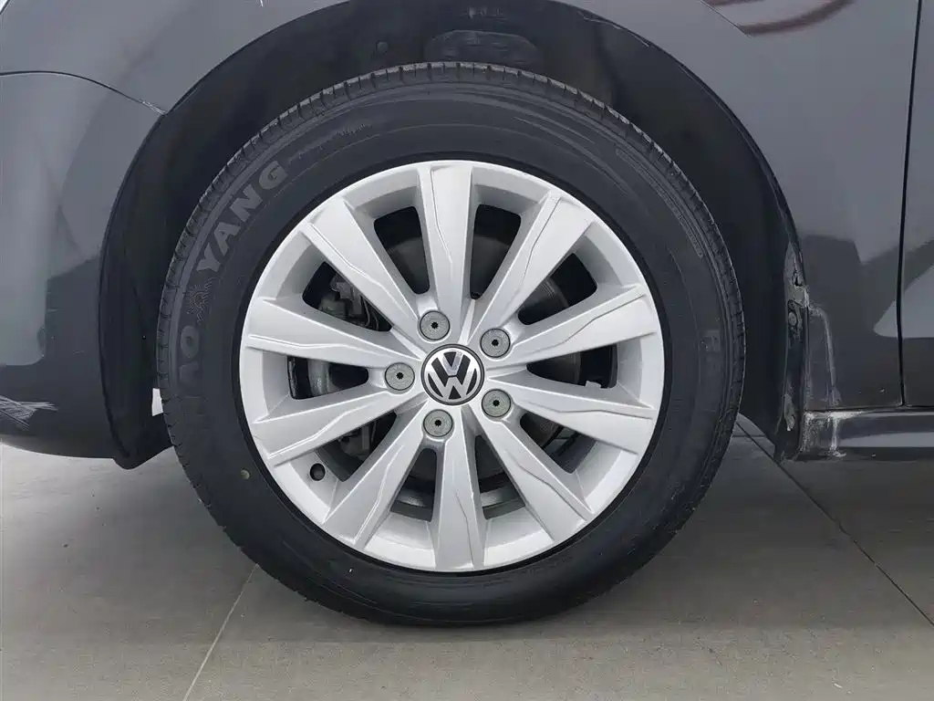VOLKSWAGEN SAGITAR 2014