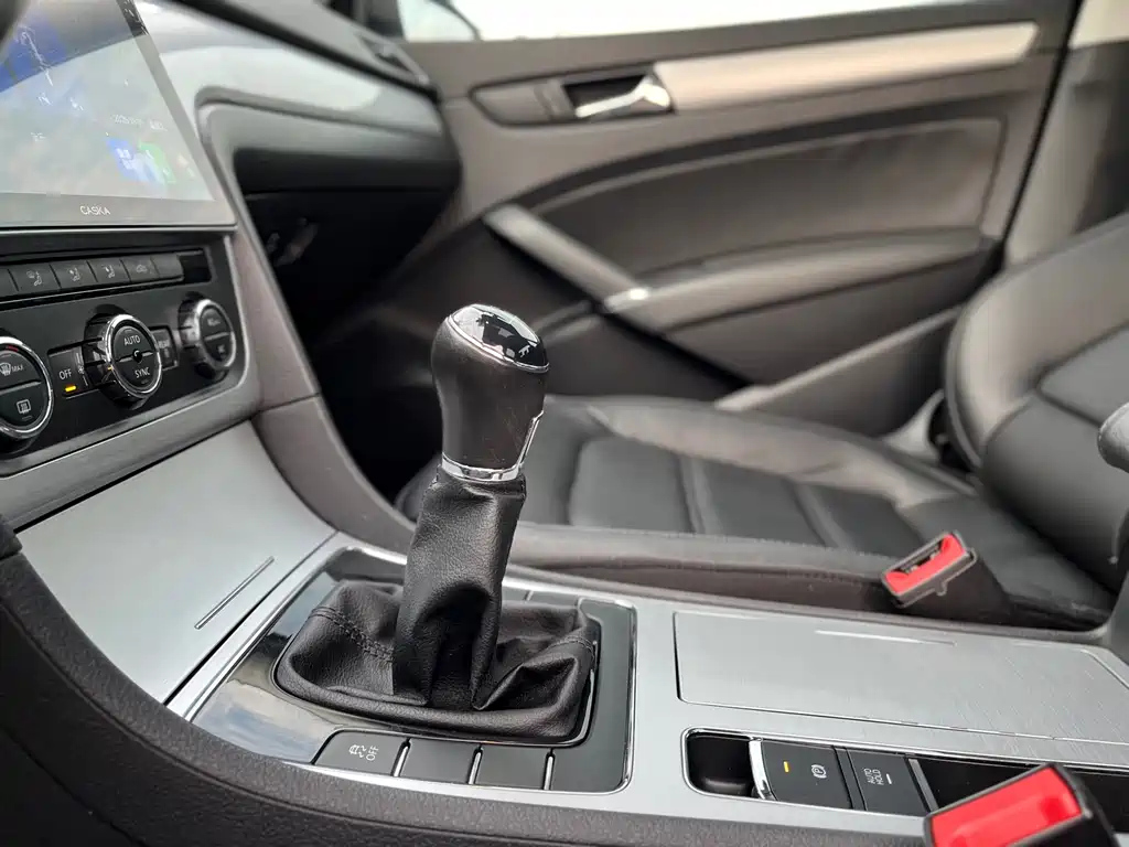 VOLKSWAGEN PASSAT 2012