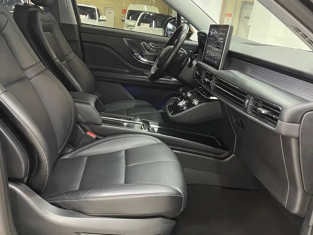 LINCOLN ADVENTURER 2021