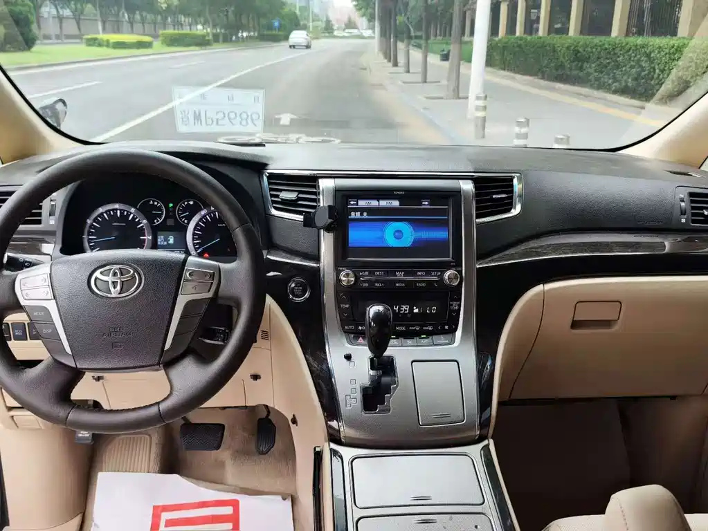 TOYOTA ALPHARD 2012