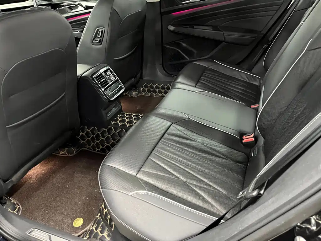 VOLKSWAGEN PASSAT 2023