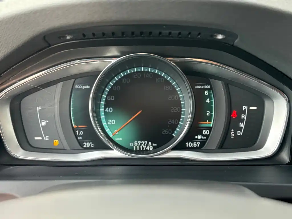 VOLVO V60 2015