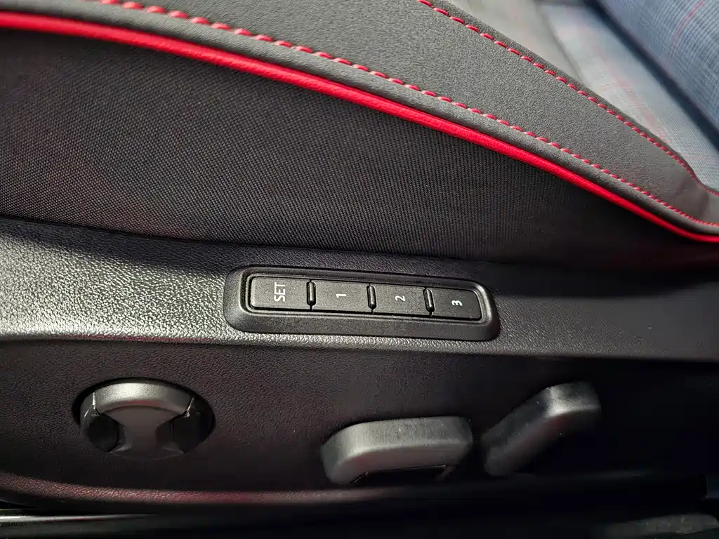 VOLKSWAGEN GOLF GTI 2023