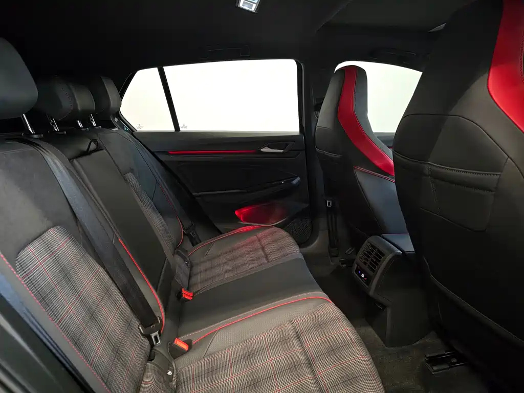 VOLKSWAGEN GOLF GTI 2023