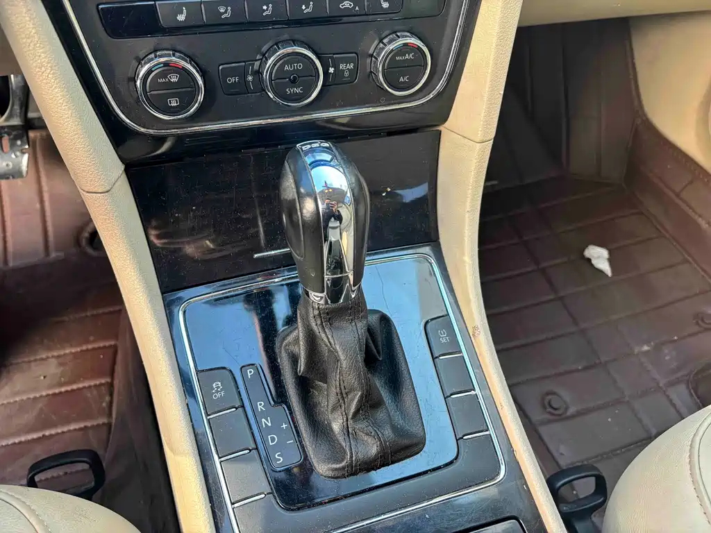 VOLKSWAGEN PASSAT 2014