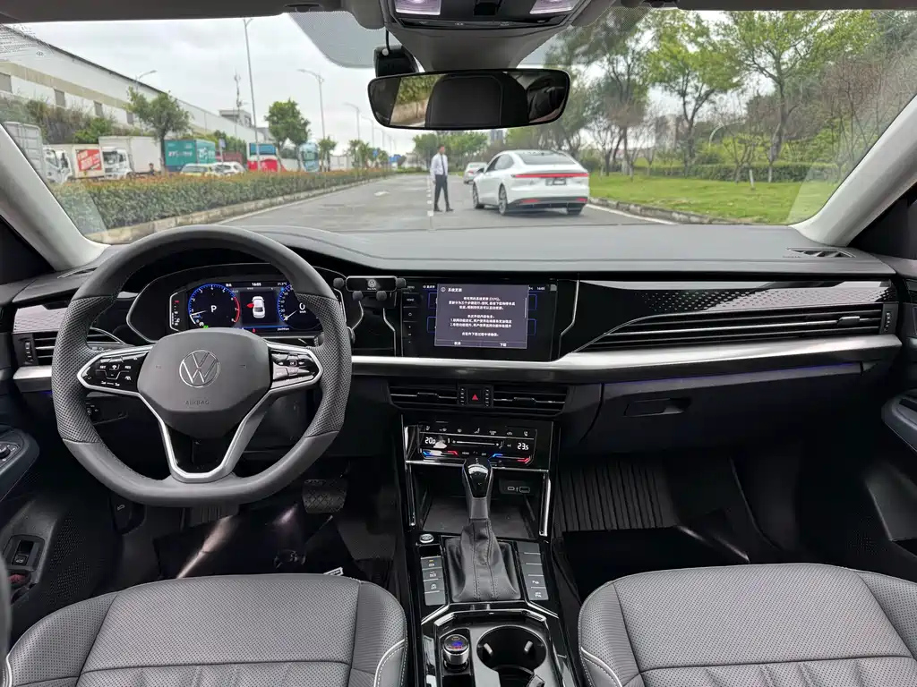 VOLKSWAGEN PASSAT 2024