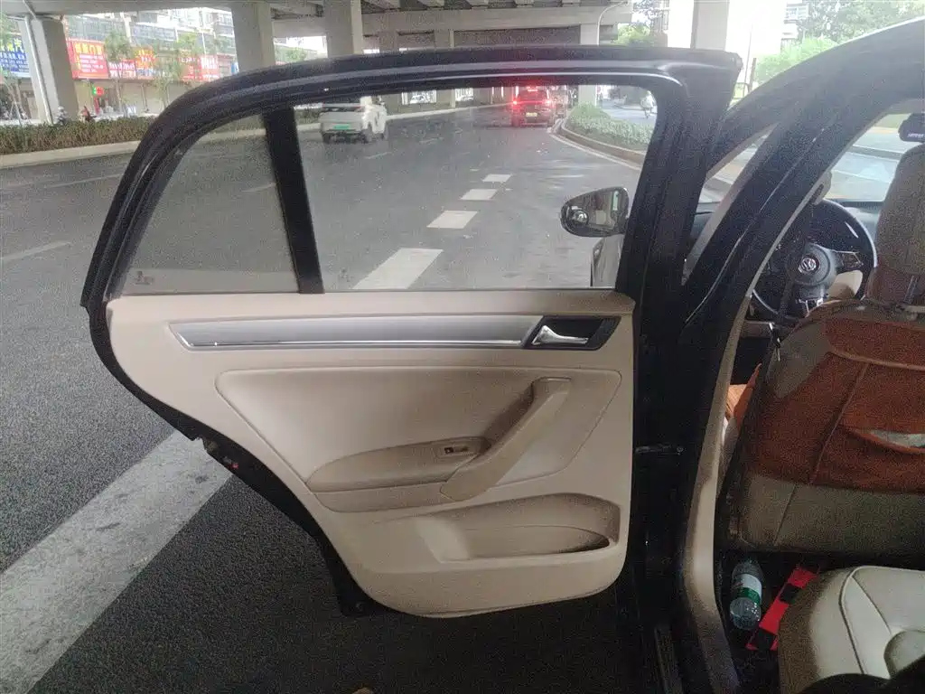 VOLKSWAGEN BORA 2015