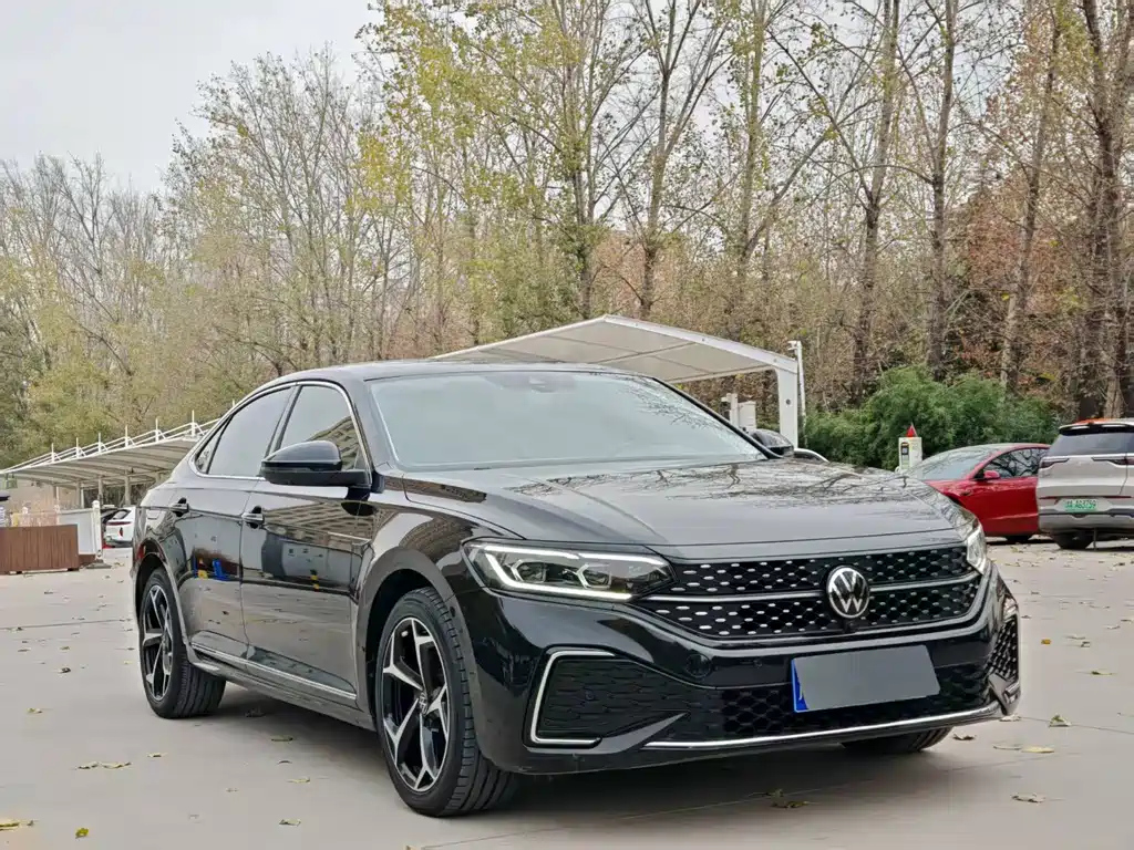 VOLKSWAGEN PASSAT 2024