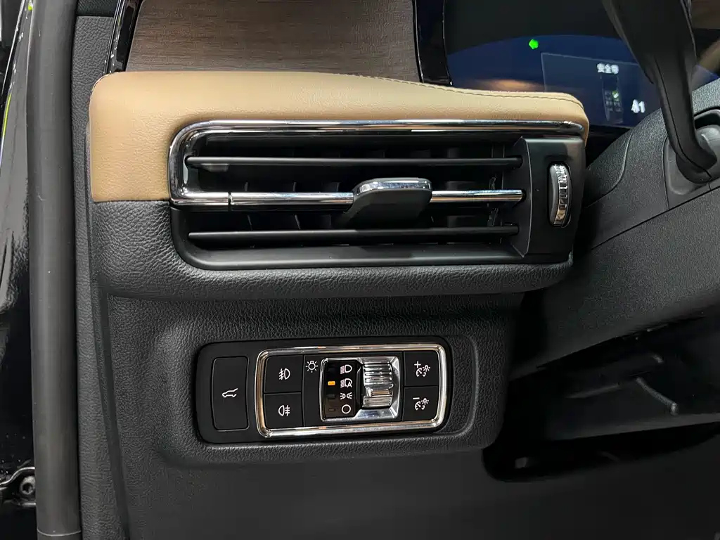 LINCOLN ADVENTURER 2021