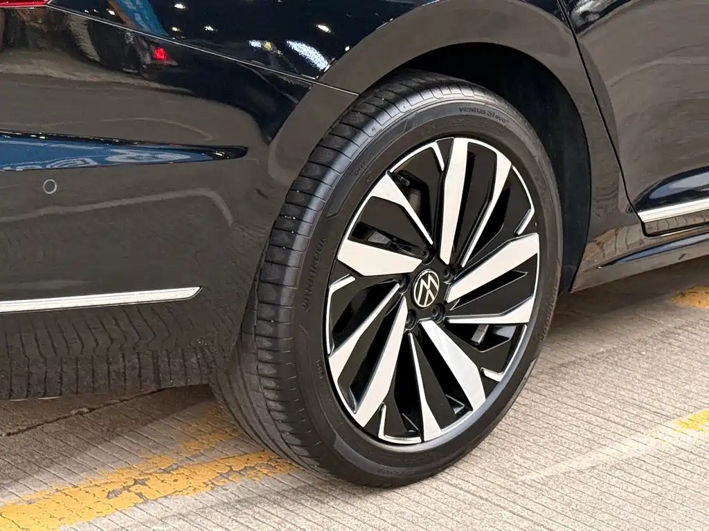 VOLKSWAGEN PASSAT 2025
