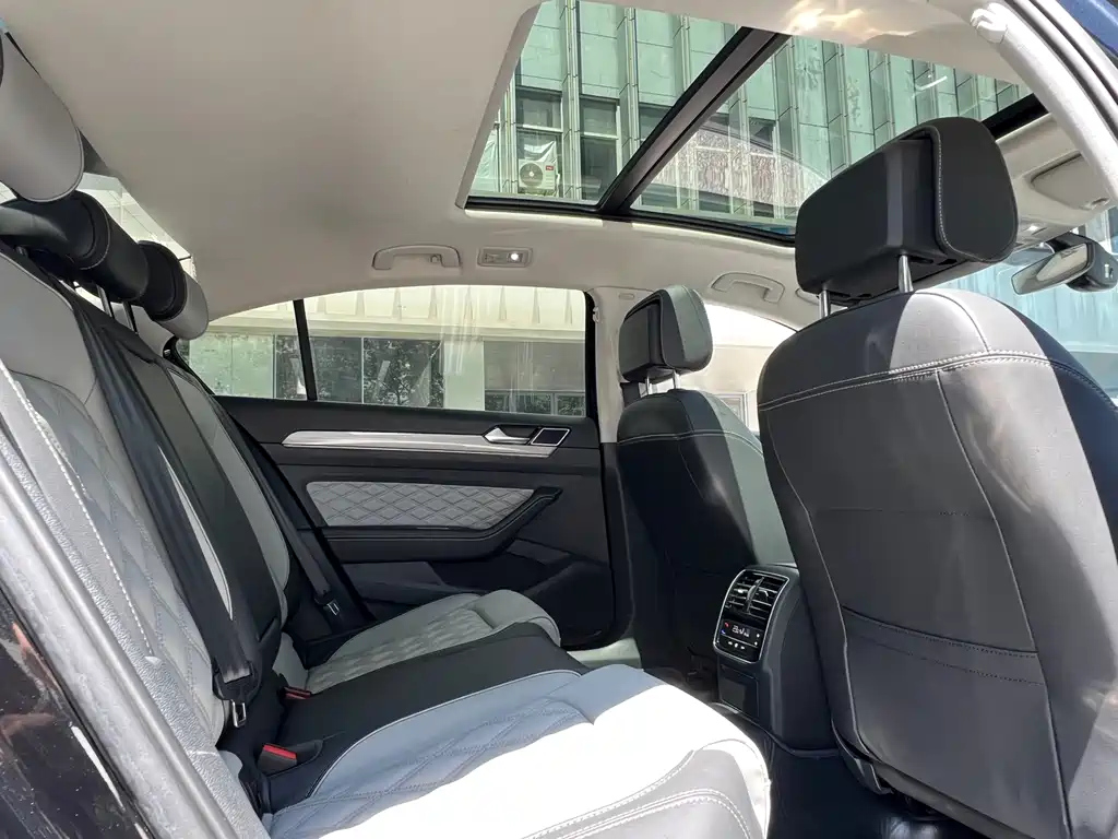 VOLKSWAGEN MAGOTAN 2023