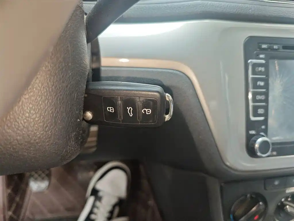 VOLKSWAGEN LAVIDA 2015