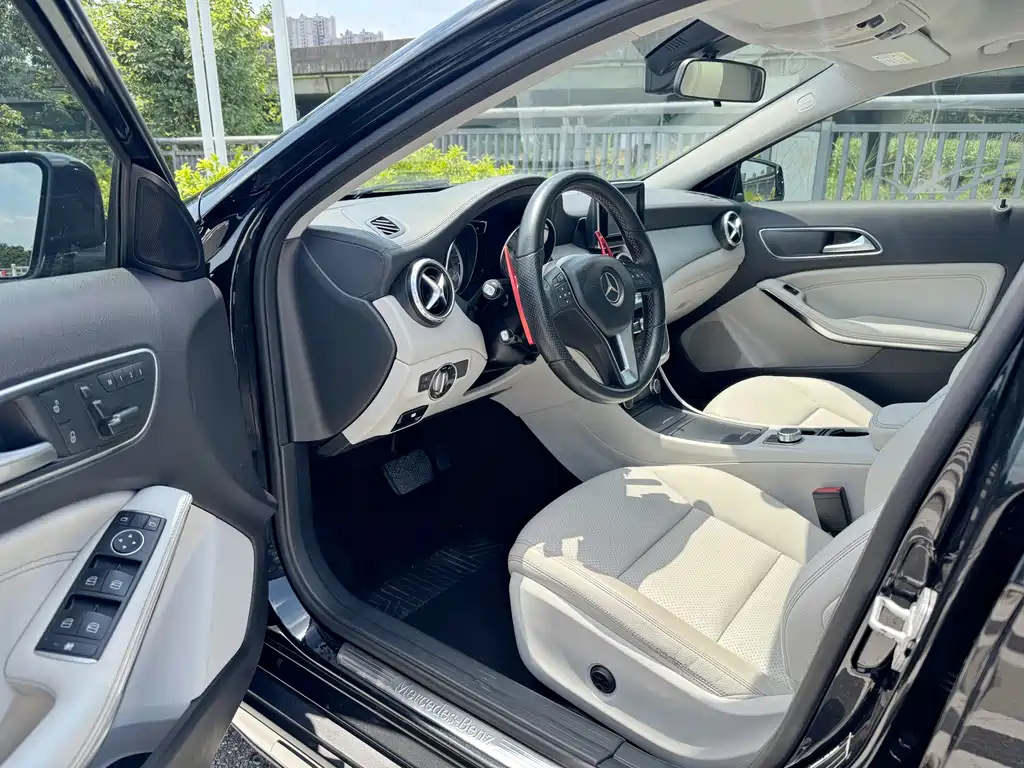 MERCEDES BENZ GLA 2015