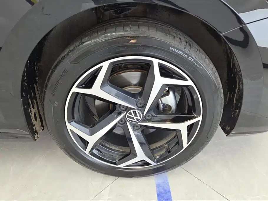 VOLKSWAGEN PASSAT 2024