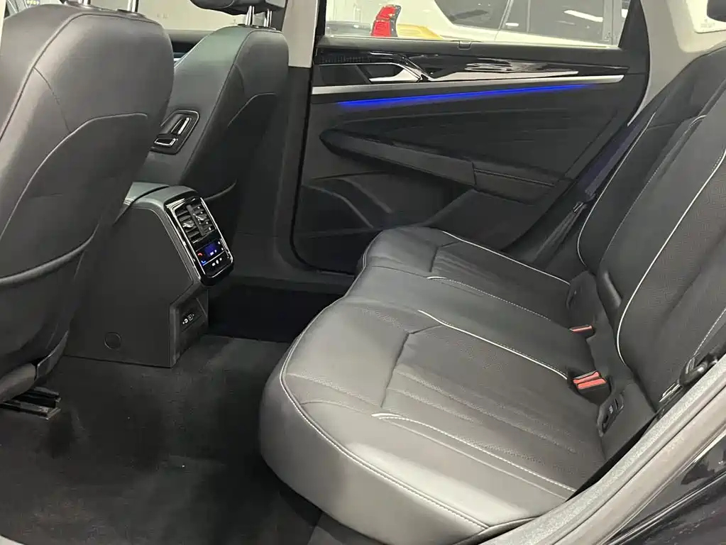 VOLKSWAGEN PASSAT 2024