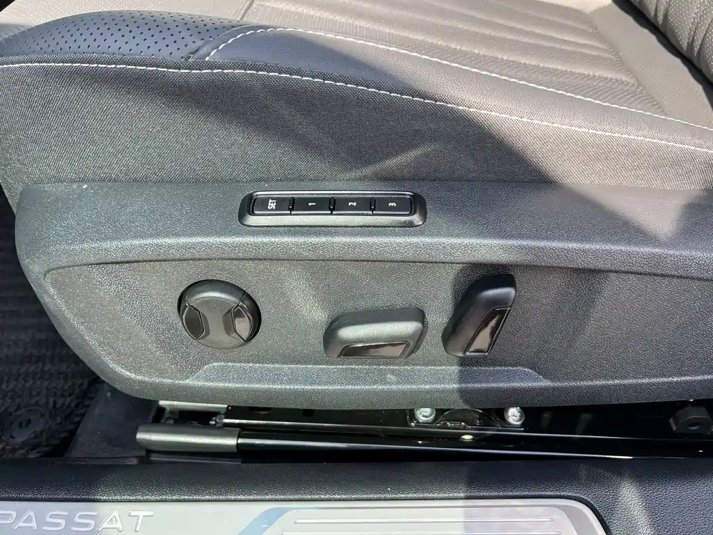 VOLKSWAGEN PASSAT 2025