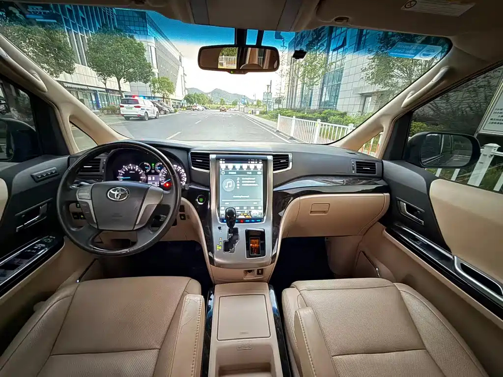 TOYOTA ALPHARD 2015