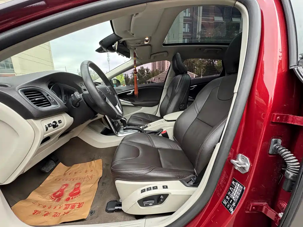 VOLVO V40 2016