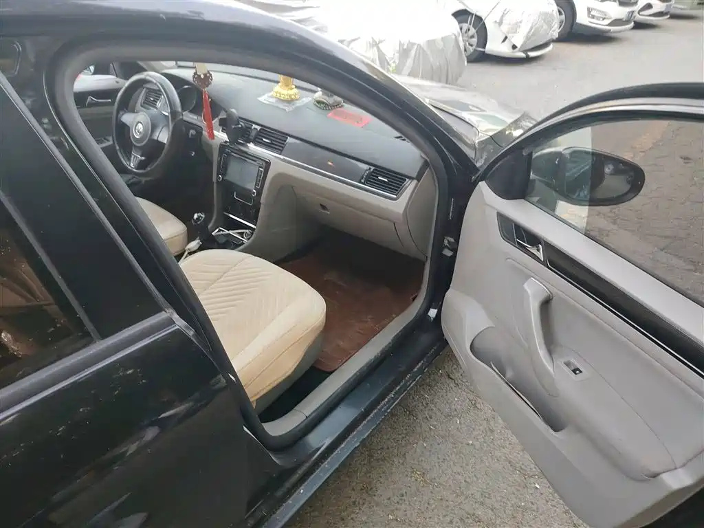 VOLKSWAGEN BORA 2014