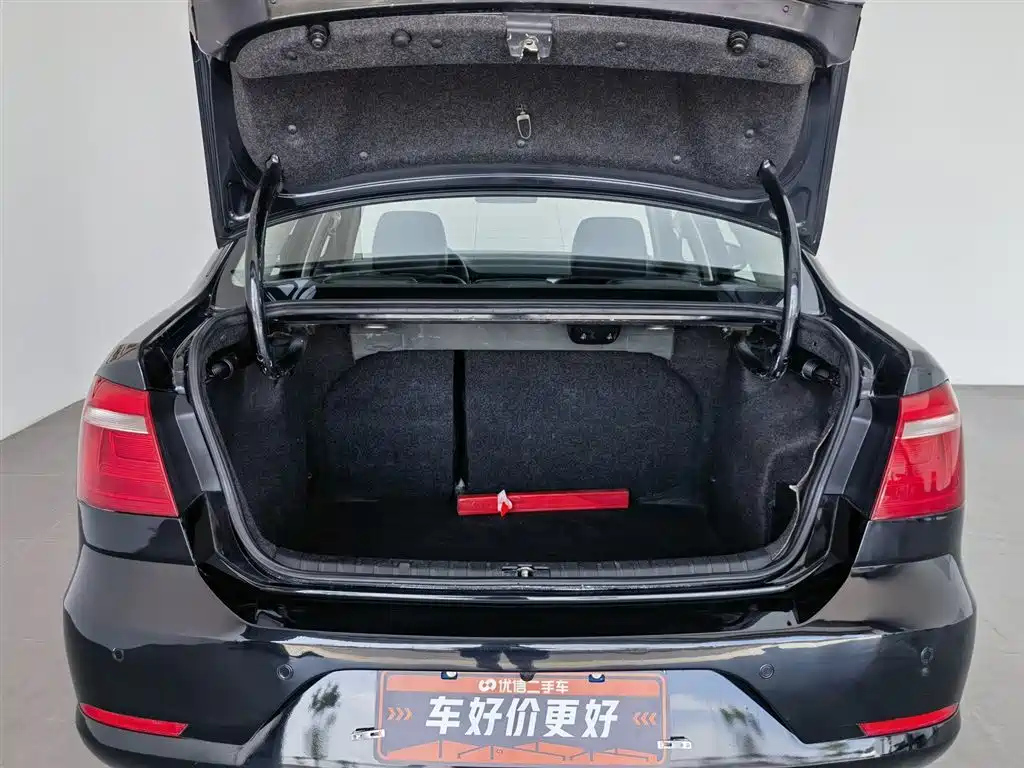 VOLKSWAGEN BORA 2013
