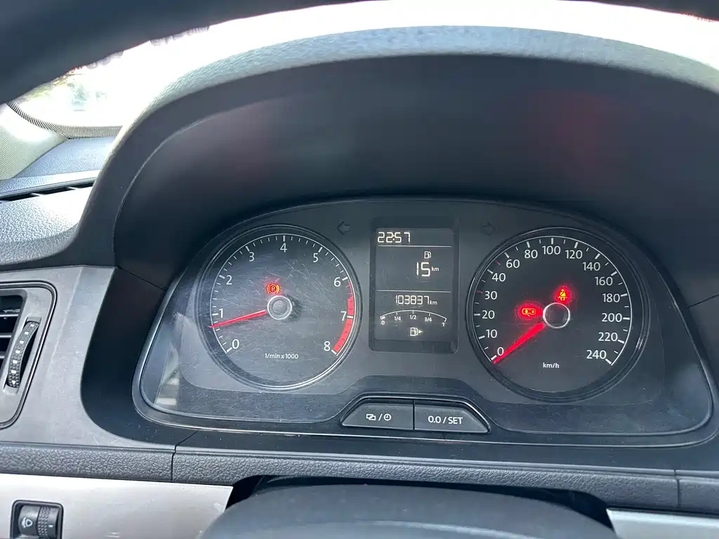 VOLKSWAGEN LAVIDA 2015