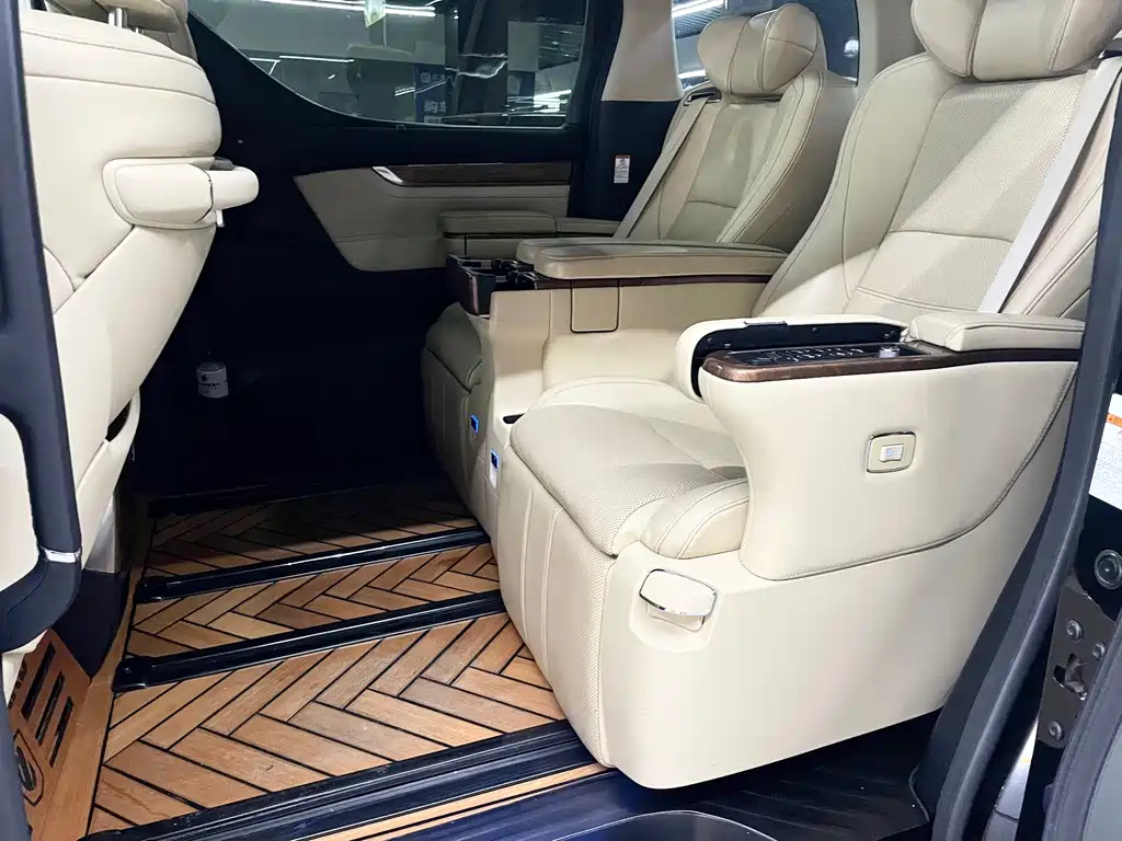 TOYOTA ALPHARD 2015