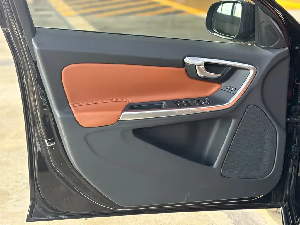 VOLVO V60 2015