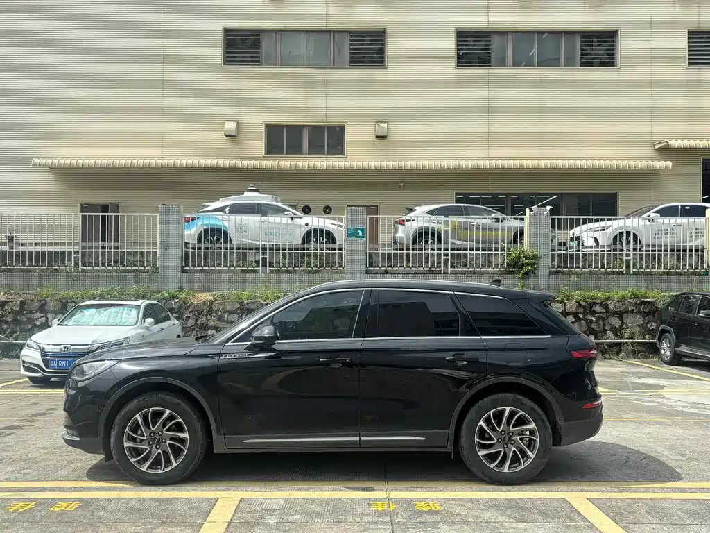 LINCOLN ADVENTURER 2021