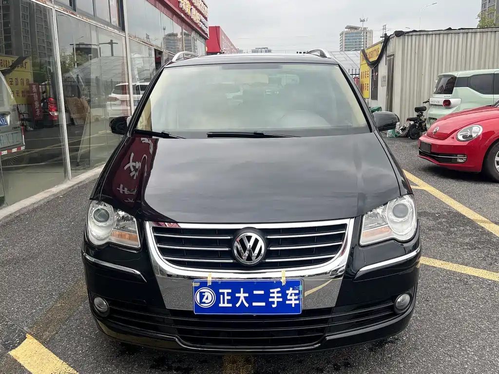 VOLKSWAGEN TOURAN 2010