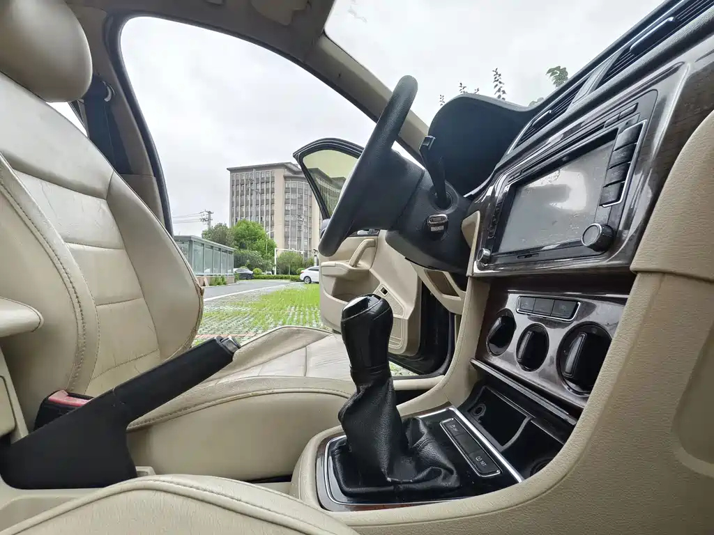VOLKSWAGEN LAVIDA 2013