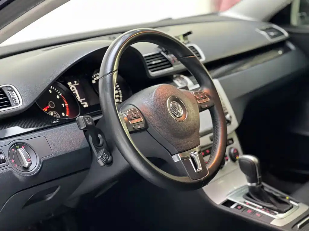 VOLKSWAGEN MAGOTAN 2015