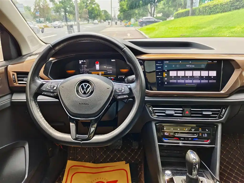 VOLKSWAGEN THARU 2022