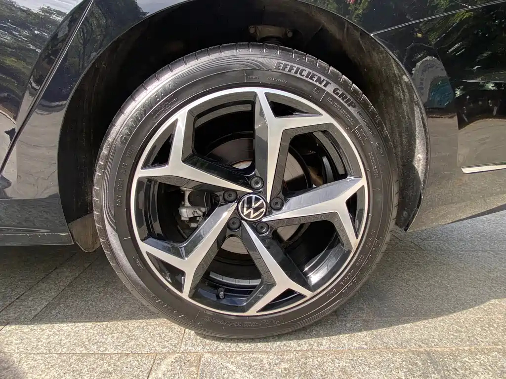 VOLKSWAGEN PASSAT 2023