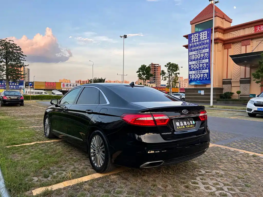 FORD TAURUS 2017
