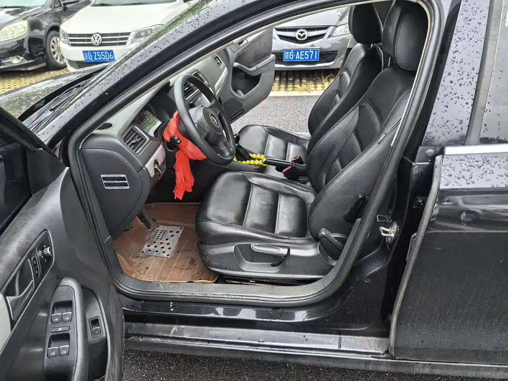 VOLKSWAGEN SAGITAR 2012