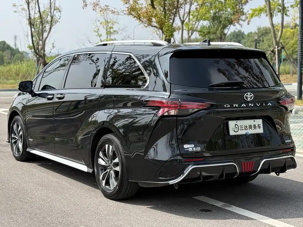 TOYOTA GRANVIA 2023