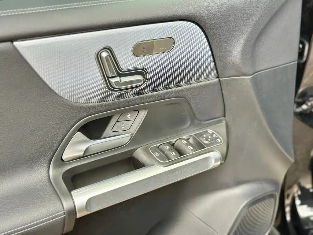 MERCEDES BENZ GLB 2023