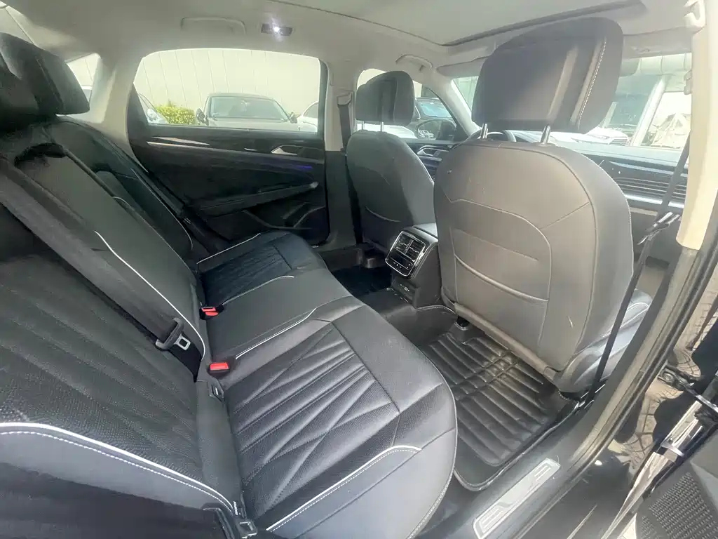 VOLKSWAGEN PASSAT 2023