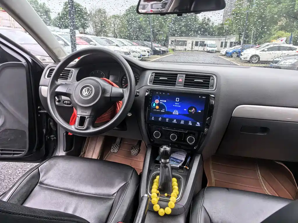VOLKSWAGEN SAGITAR 2012