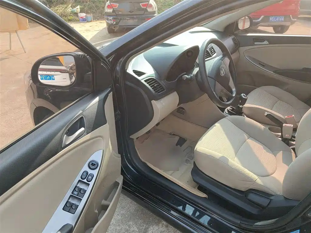 HYUNDAI SOLARIS 2016