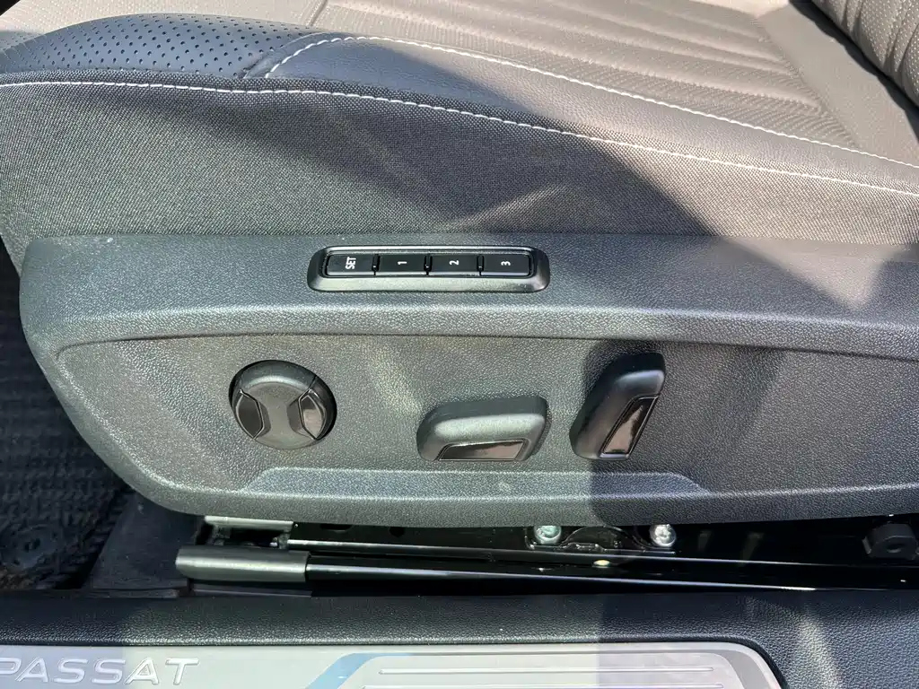 VOLKSWAGEN PASSAT 2025