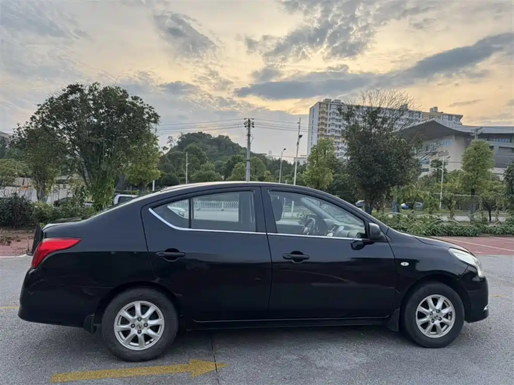NISSAN SUNNY 2015