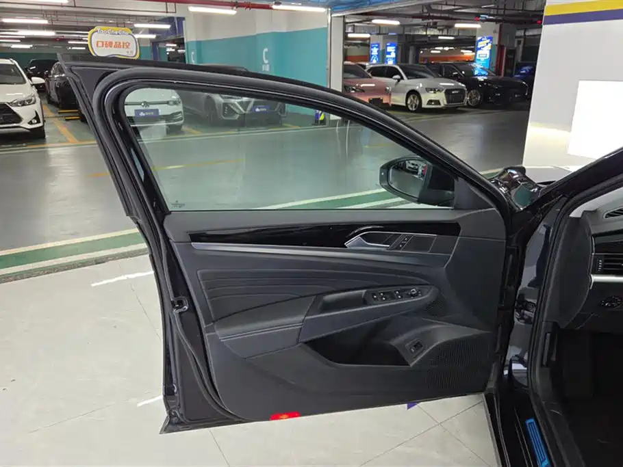 VOLKSWAGEN PASSAT 2024
