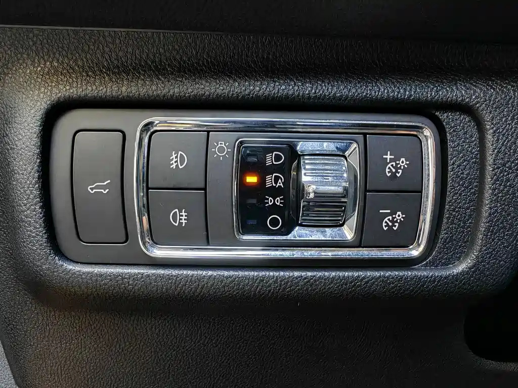 LINCOLN ADVENTURER 2021
